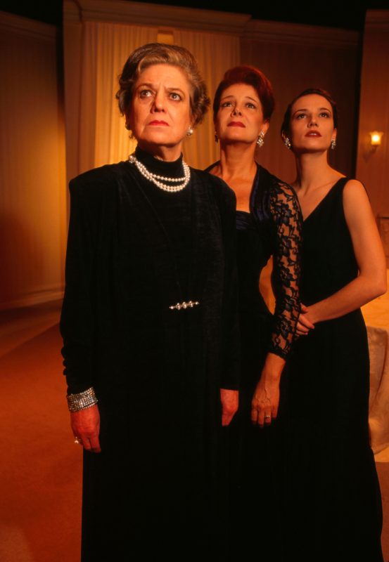 TRES MUJERES ALTAS